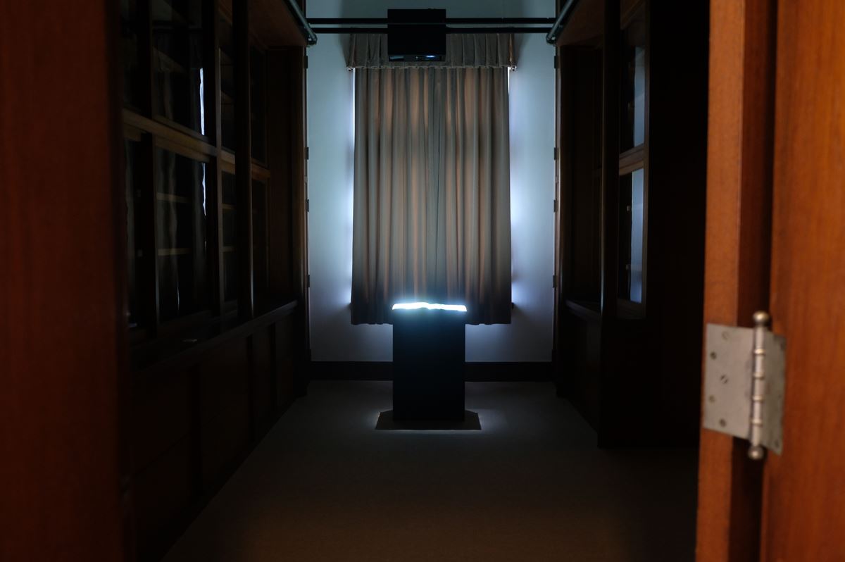 朝香宮が実際に使用していた書斎に展示されている志村信裕の《光の曝書（メンデルスゾーンの楽譜）》