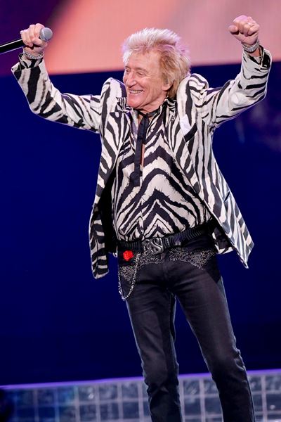 ロッド・スチュワート、120分間ノンストップでファンを魅了 約15