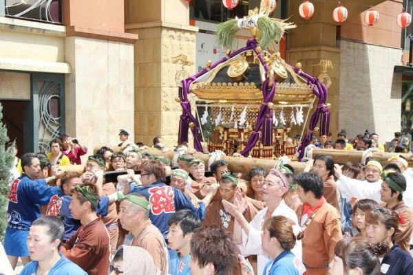 ラチッタデッラの中を進む孔雀神輿