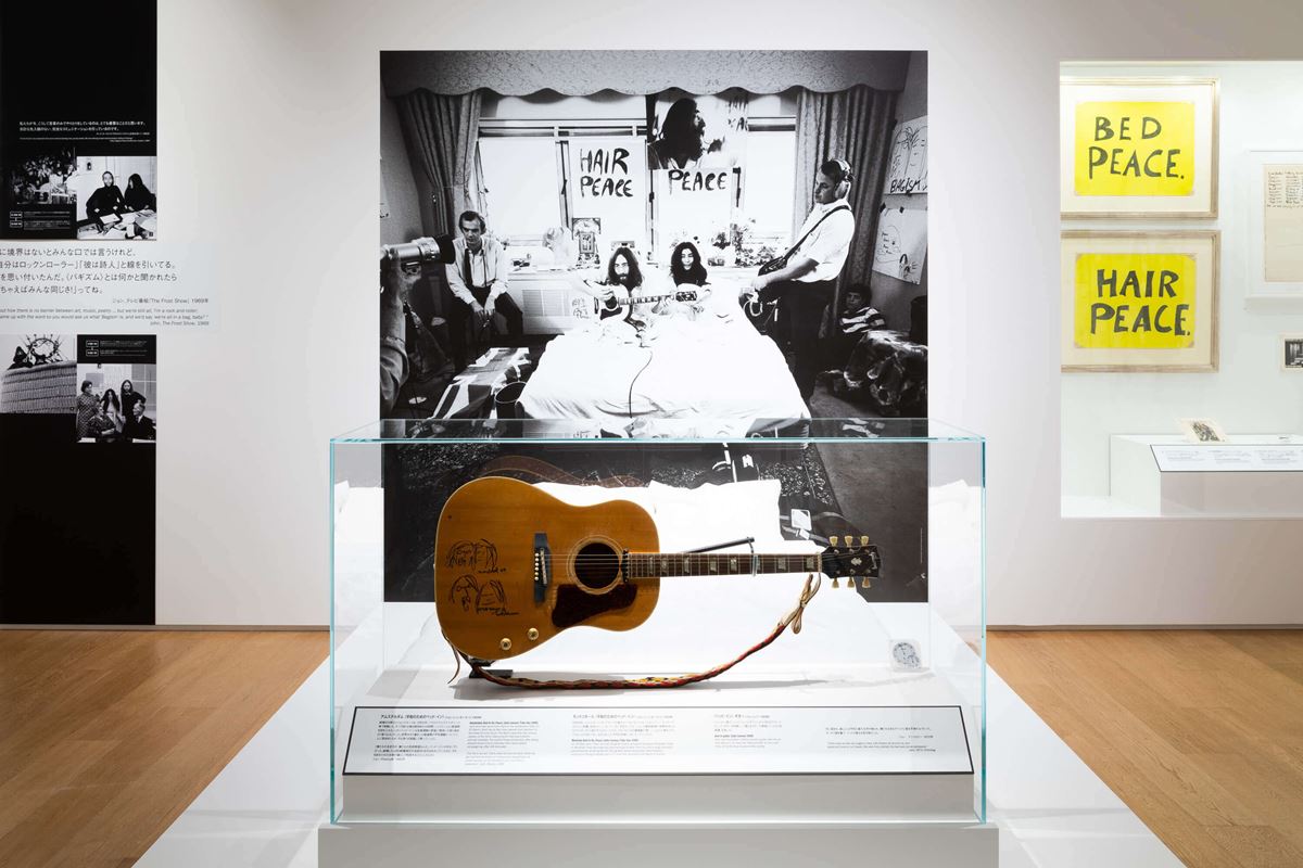 1969年ベッド・インの再現とベッド・インで使用した実際のギター(ギブソン)
