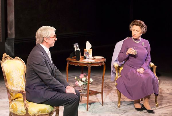 NTLive『オーディエンス』 photo by Johan Persson