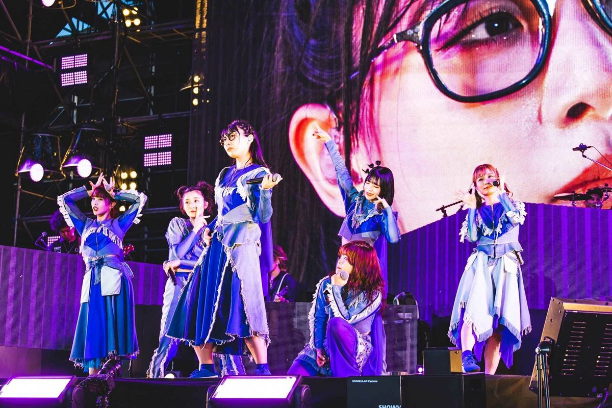 BiSH史上最大規模の野外ワンマンライブ『BiSH OUT of the BLUE』開催