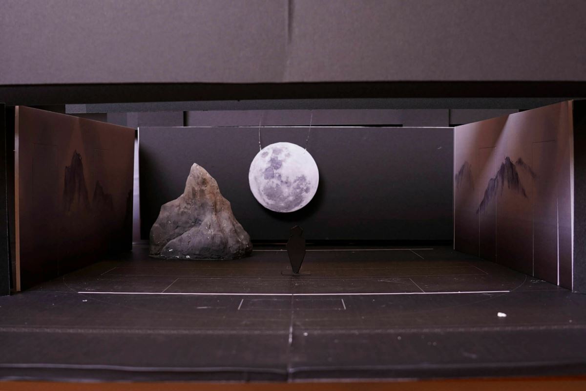 2023年8月上演『新・水滸伝』の模型。中央にはリアルに描かれた満月