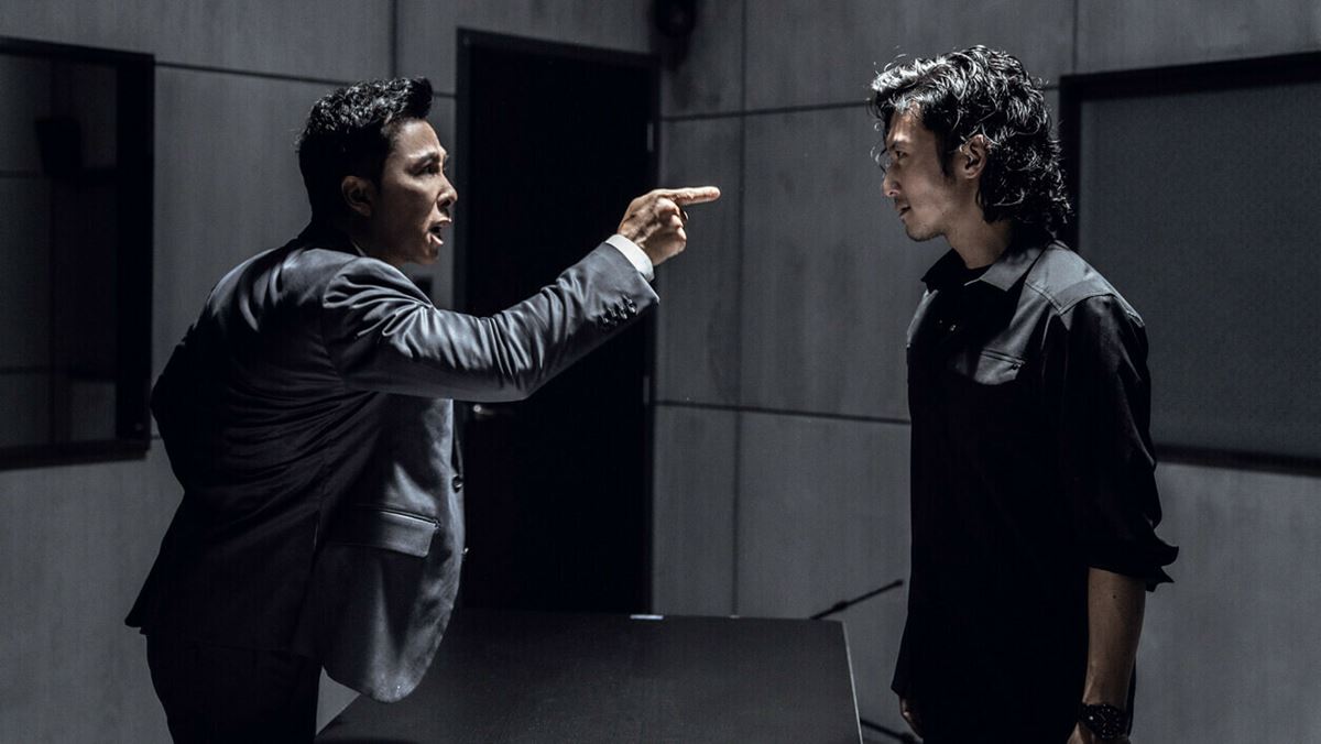 ベニー・チャン監督の遺作となった『レイジング・ファイア』では、すべての悪を憎む警部＝ドニーと、彼の元部下で復讐に燃える男＝ニコラス・ツェーが激突！