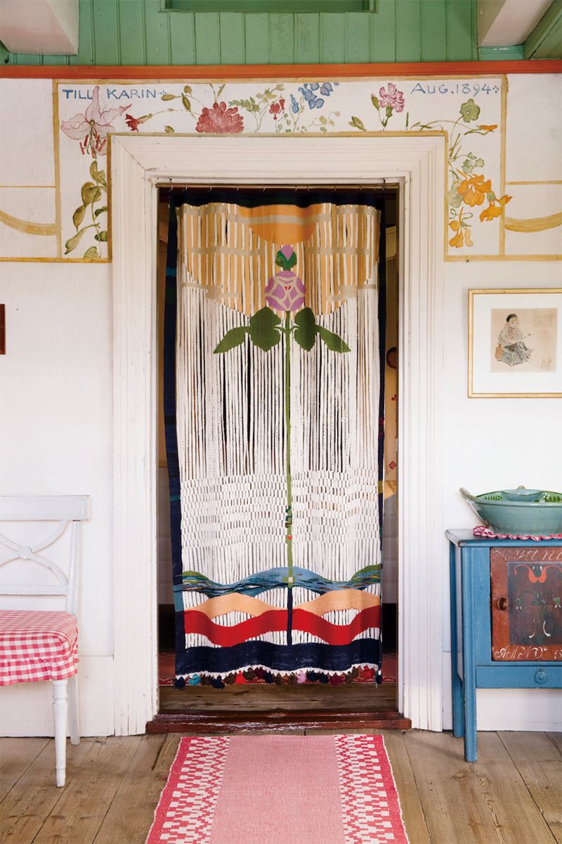 カーリンがデザインした扉のカーテン《愛の薔薇》 カール・ラーション・ゴーデン　 (c) Carl Larsson-garden