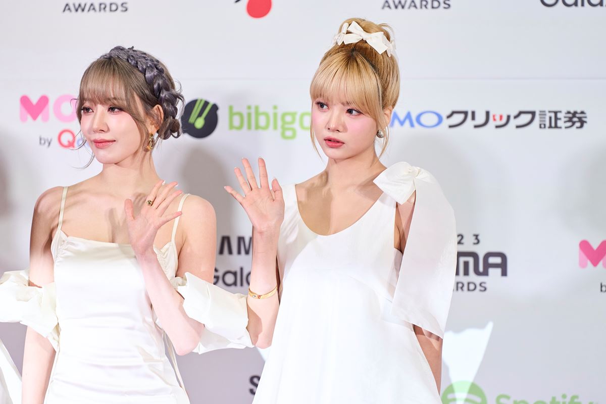 11月28・29日に東京・東京ドームで開催された「2023 MAMA AWARDS」のレッドカーペットDAY2に登場したLE SSERAFIM 撮影：伊藤 由圭 (C) CJ ENM Co., All Rights Reserved