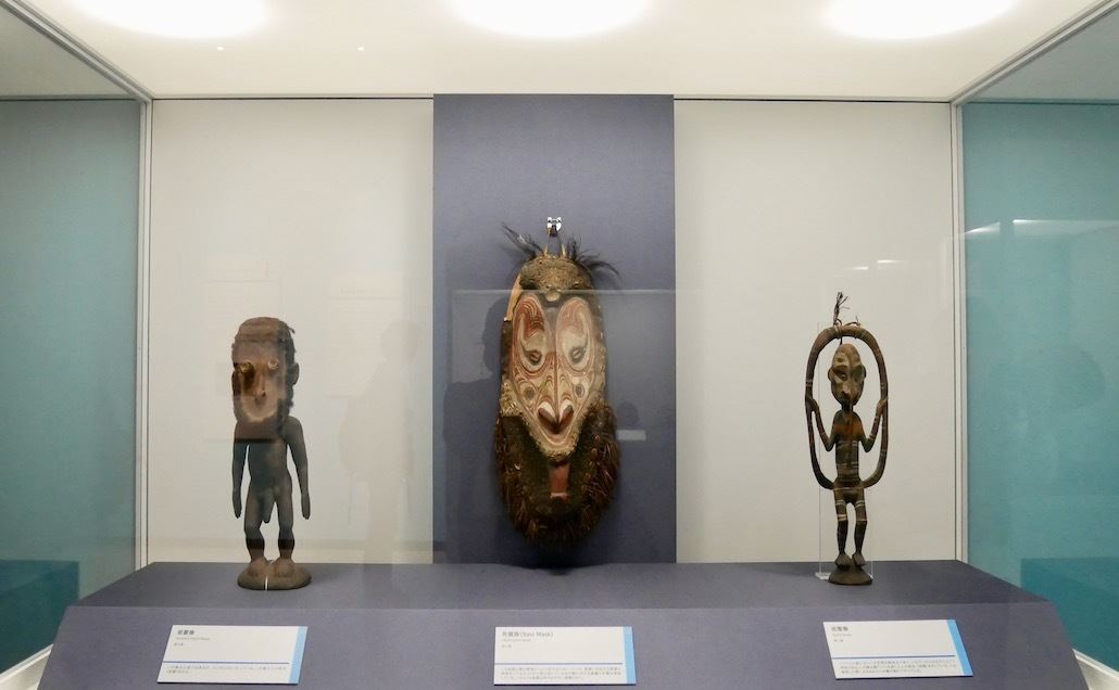 左から《祖霊像》《死霊像》《祖霊像》　パプアニューギニア　1800-2000年頃　個人像