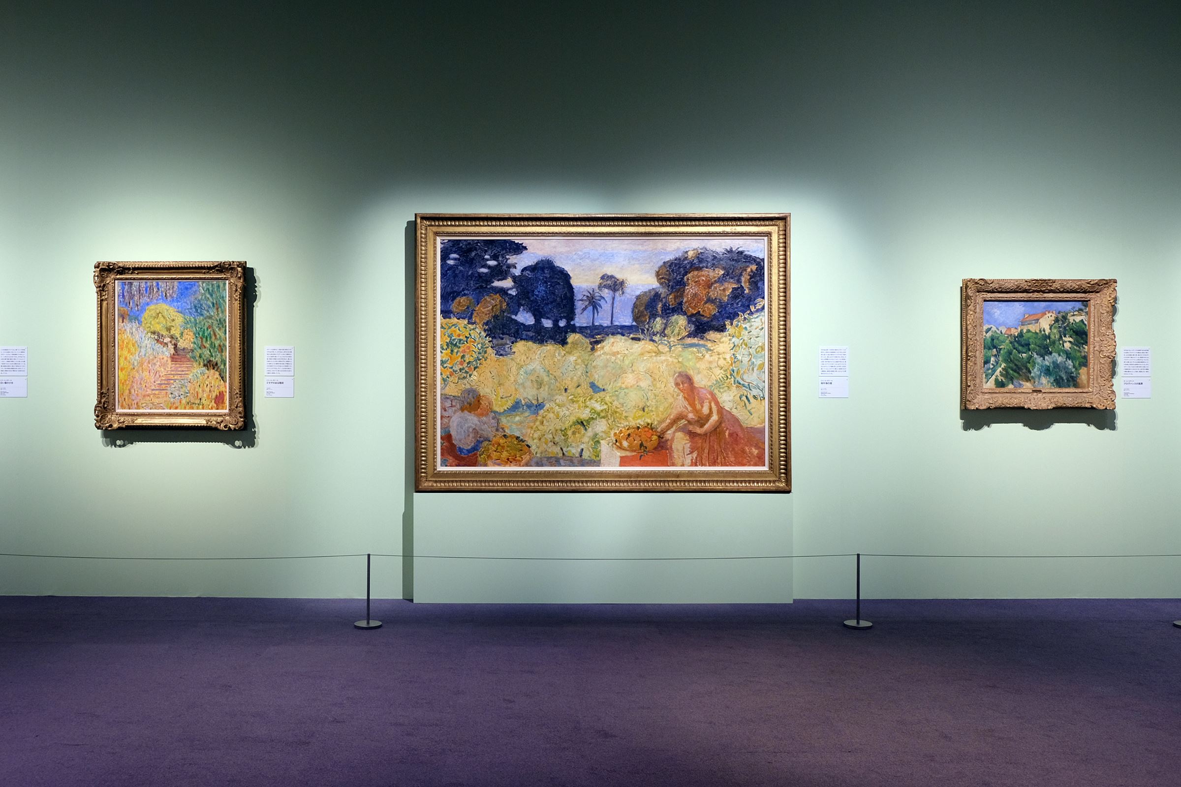 （左）：ピエール・ボナール《ミモザのある階段》1946年頃　（中央）：ピエール・ボナール《地中海の庭》1917-18年　（右）：ポール・セザンヌ《プロヴァンスの風景》1879-82年