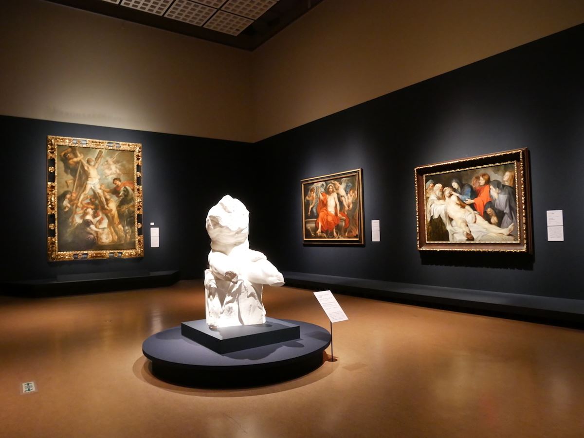 第３章「英雄としての聖人たち」より。中央：《ベルヴェデーレのトルソ（石膏像）》　20世紀前半に紀元前１世紀のオリジナル彫刻から型取り　ローマ、ラ・サピエンツァ大学古典美術館