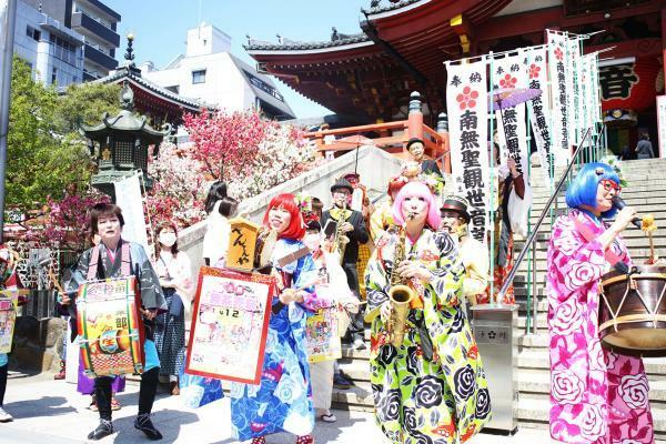 ちんどん屋（2023年4月OMQ撮影）