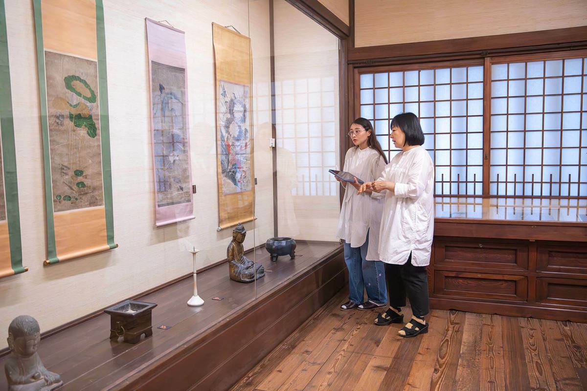 2階の「朝鮮時代の工芸―絵画と石工」のコーナー