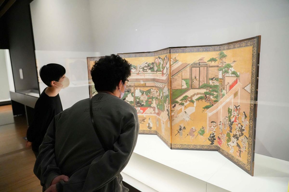《邸内遊楽図屏風》　江戸時代・17世紀