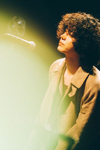 菅田将暉が28歳誕生日に初オンラインライブ開催、代表曲の数々を