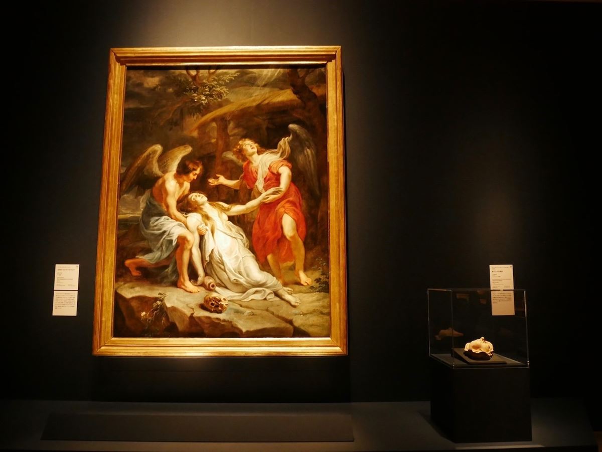 第３章「英雄としての聖人たち」より。左：ペーテル・パウル・ルーベンス《法悦のマグダラのマリア》　1625-28年　リール美術館　右：ジャン・ロレンツォ・ベルニーニと工房《聖テレサの頭部》　17世紀半ば　ヴェネツィア宮美術館