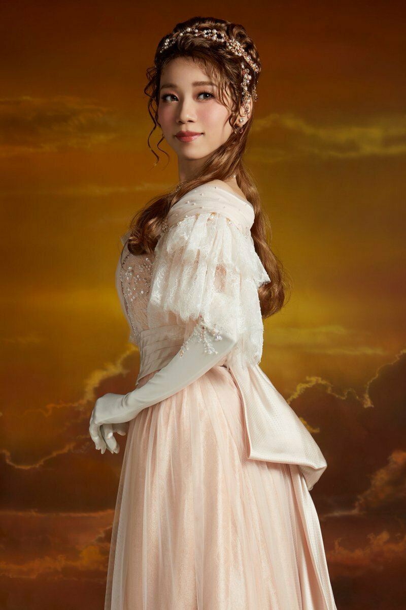 クラリス・デティーグ：真彩希帆 Photo by Leslie Kee