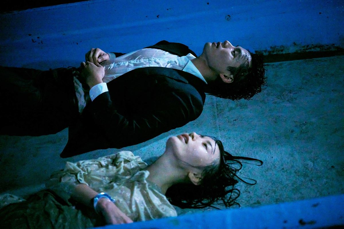 福士蒼汰と松本まりかが笑顔でハグ『湖の女たち』特別映像公開 メイキング&クランクアップシーンも収録 の画像・写真 ぴあ映画