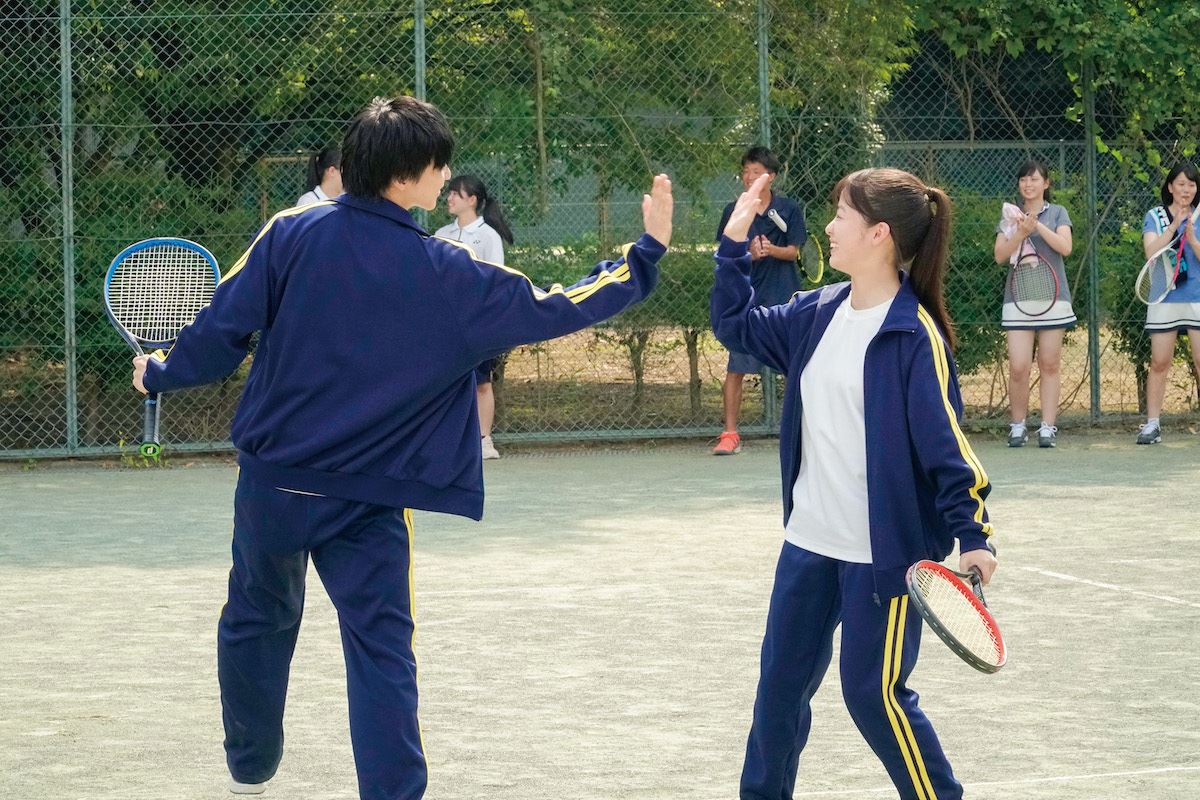 佐藤大樹と橋本環奈がテニスのダブルスに挑む 小説の神様 新場面写真公開 ぴあエンタメ情報