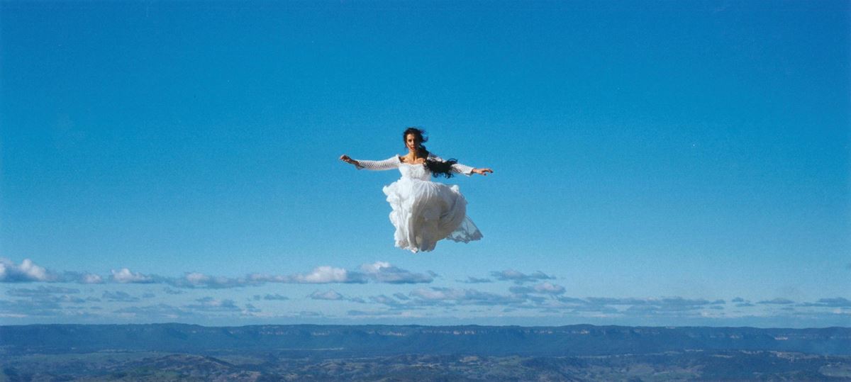 金沢21世紀美術館「コレクション展2 BLUE」 ローズマリー・ラング《フライト・リサーチ #5》1999 © Rosemary LAING