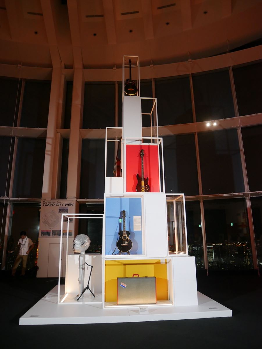 細野氏使用のギター8本を積み上げた全長約6メートルにもなる大迫力の「ギタータワー」
