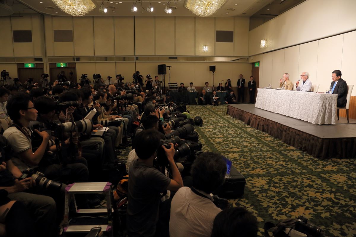 2013年9月6日に行われた引退会見に報道陣が殺到 Photo：AFLO