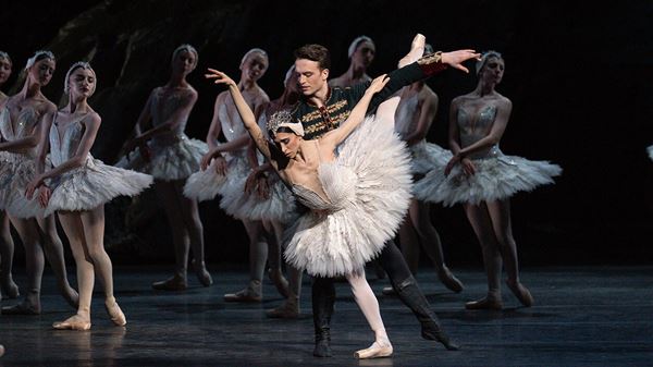 Swan-Lake-Mayara-Magri-as-Odette-(C)2022-ROH.-Photographed-by-Tristram-Kenton (C)2022 ROH. Photographed by Tristram Kenton