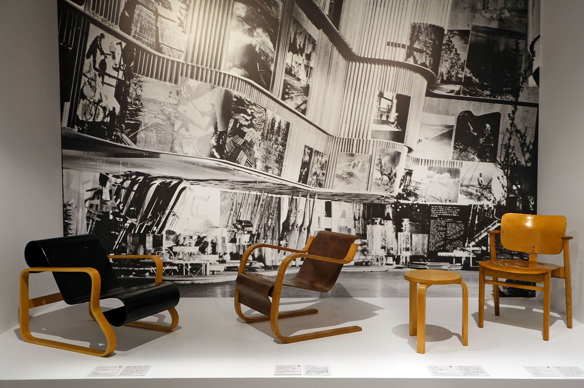 （写真左から）アルヴァ・アアルト《アームチェア・パイミオ》1940年代　《キャンチレバーチェア31（現：42 アームチェア）／パイミオサナトリウム竣工時のオリジナル製品》1931年　《スツール60》1940年代　イルマリ・タピオヴァーラ《ドムスチェア》1946年