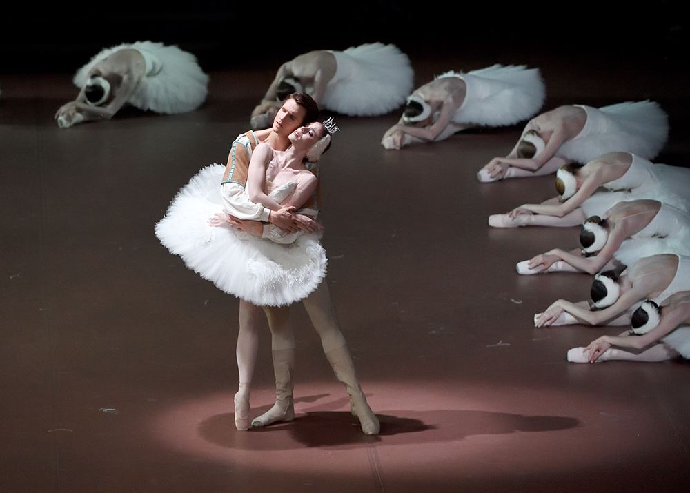 『白鳥の湖』Ch. John Cranko D: Elisa Badenes, David Moore and Ensemble © Stuttgart Ballet