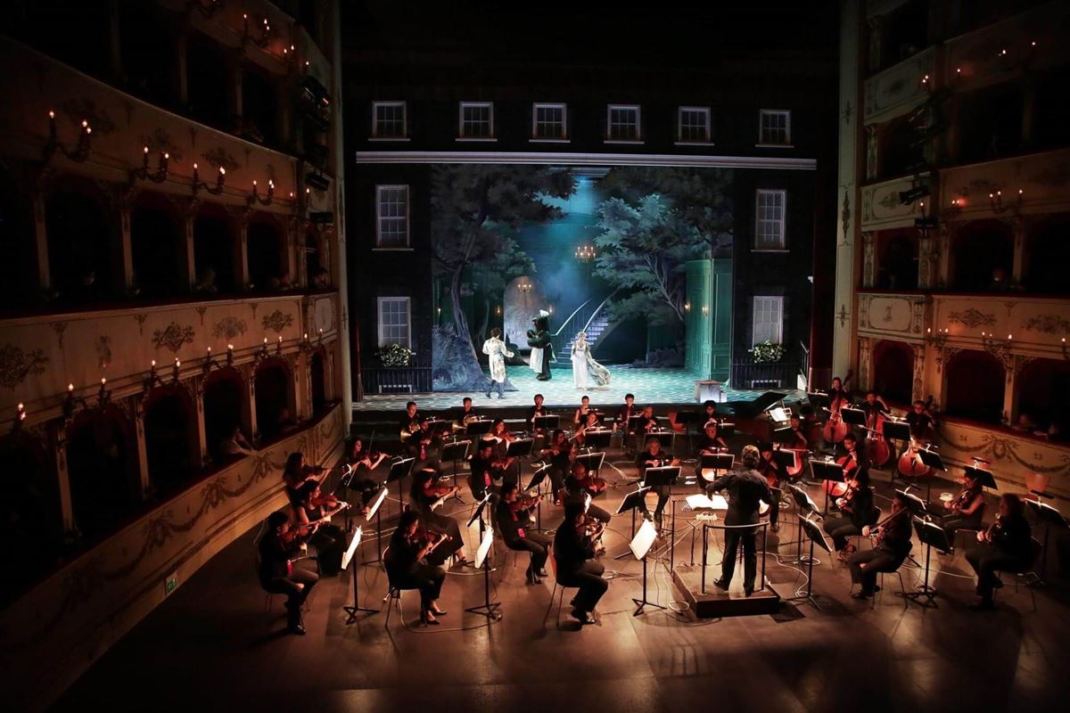 今夏ロッシーニ劇場では平土間にオーケストラが展開。客席はパルコのみです。