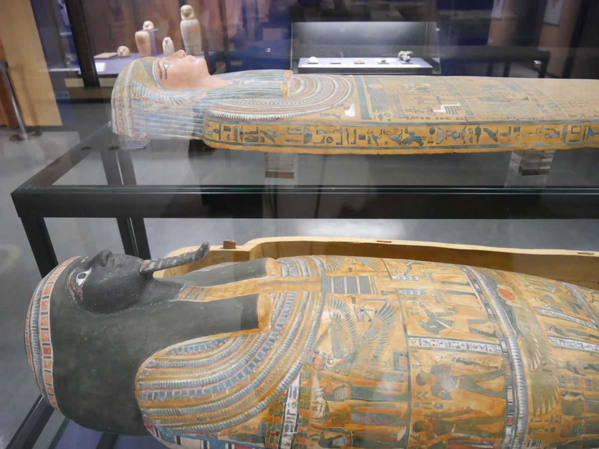 《ペンジュのミイラとミイラケース》　エジプト、アフミーム　第３中間期、第22王朝-第23王朝、紀元前800年頃　レーマー・ペリツェウス博物館