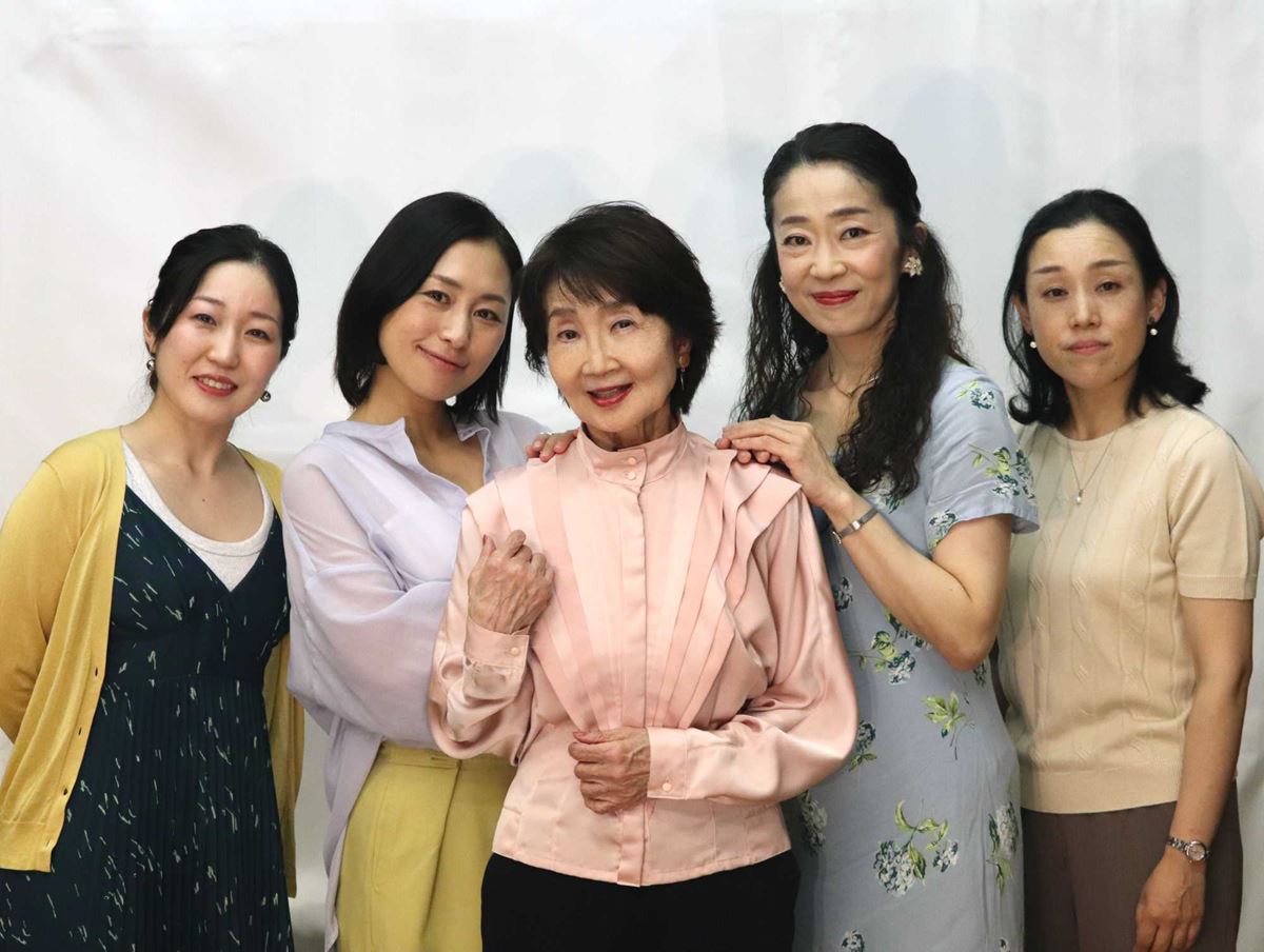左から金井由妃、飯野遠、樫山文枝、中地美佐子、藤巻るも