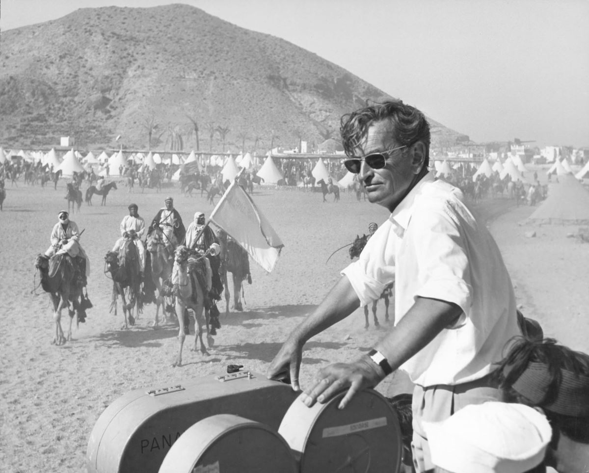 デヴィッド・リーンは『戦場にかける橋』（57）、『アラビアのロレンス』（62）などで知られる英国出身の巨匠。写真は『アラビアのロレンス』撮影中のリーン。