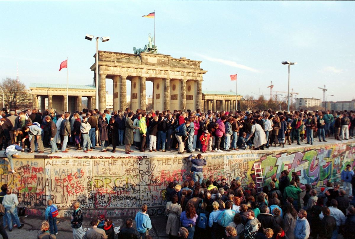 「ベルリンの壁」崩壊 (1989年11月)(写真：Ullstein　bild/アフロ)　