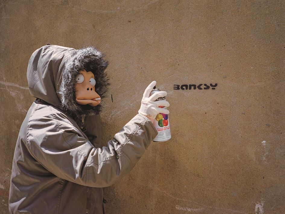 モンキー・マスクのバンクシー Banksy, Monkey Mask Session (Tag) 2003年　 (C) Photographed by James Pfaff