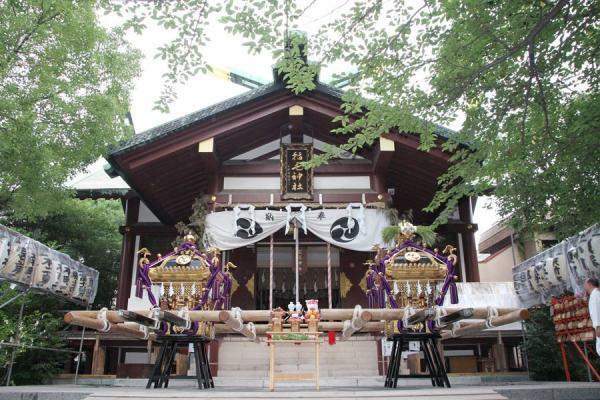 神幸祭の朝、社殿前の孔雀神輿（右）と玉神輿（左）