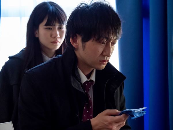 (C)2021「聖なる蝶　赤い部屋」製作委員会 