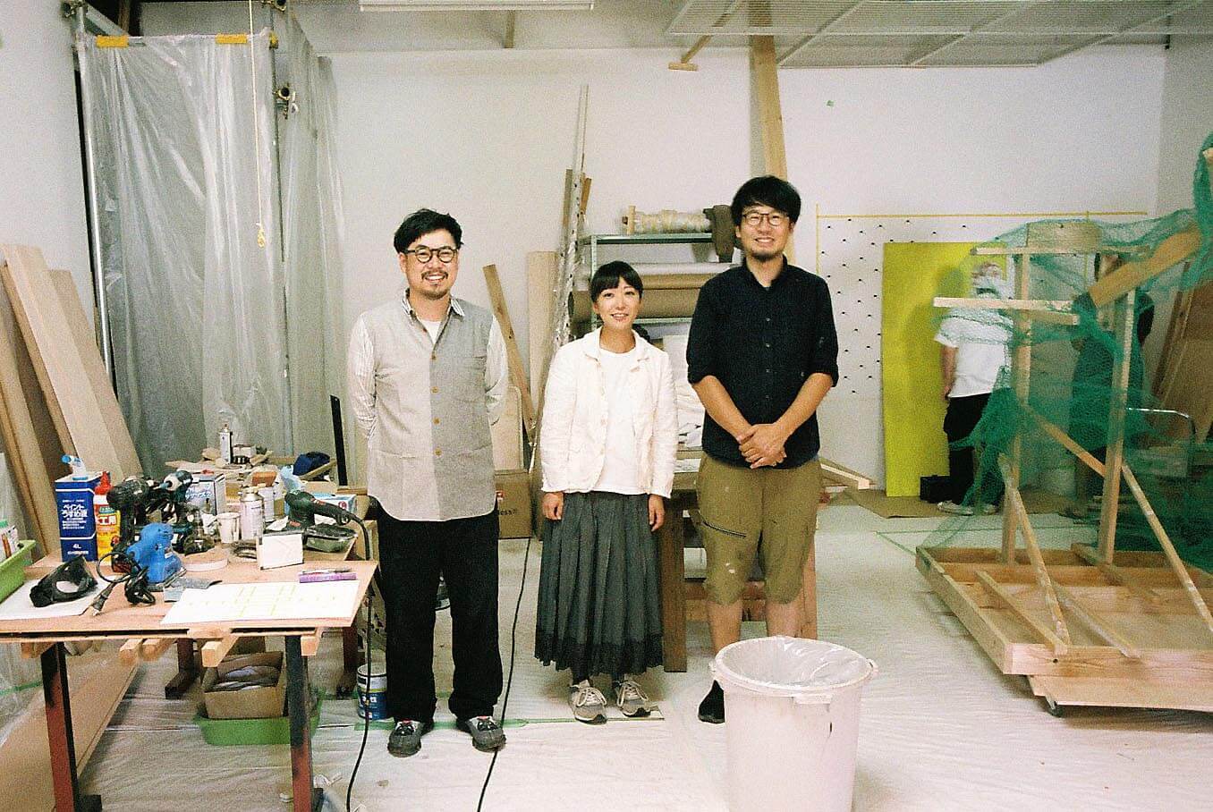アトリエにて、「目[mé]」の中心メンバーの三人左から、ディレクター南川憲二さん、アーティスト荒神明香さん、インストーラー増井宏文さん　撮影：鈴木芳雄