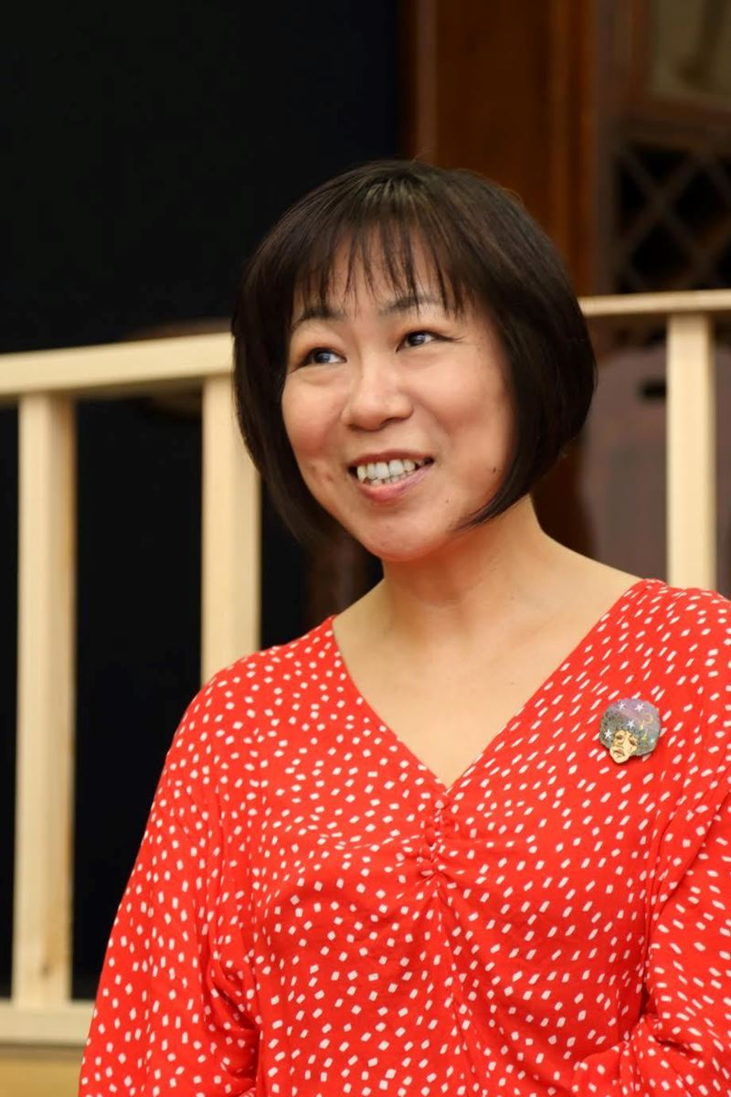 雨堤千砂子さんは、これまでに『西へ行く女』『狐狸狐狸ばなし』『犯さん哉』『黴菌』『祈りと怪物』『8月の家族たち』などのKERA作品に関わってきた。