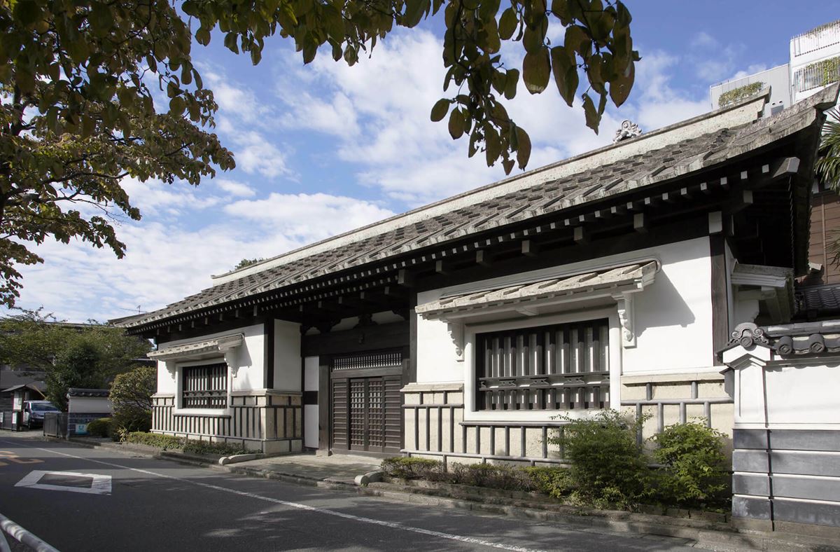 道路を挟んで本館の向いに建つ西館は、日本民藝館開館1年前の1935年に完成。柳宗悦が72歳で亡くなるまで生活の拠点としました 画像提供：日本民藝館