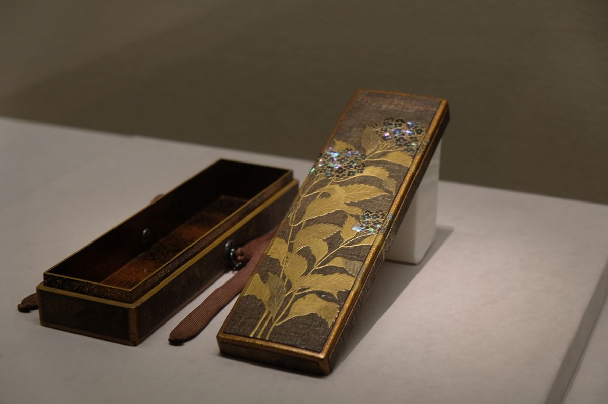 《紫陽花蒔絵螺鈿文箱》　日本・江戸時代　18世紀　根津美術館蔵