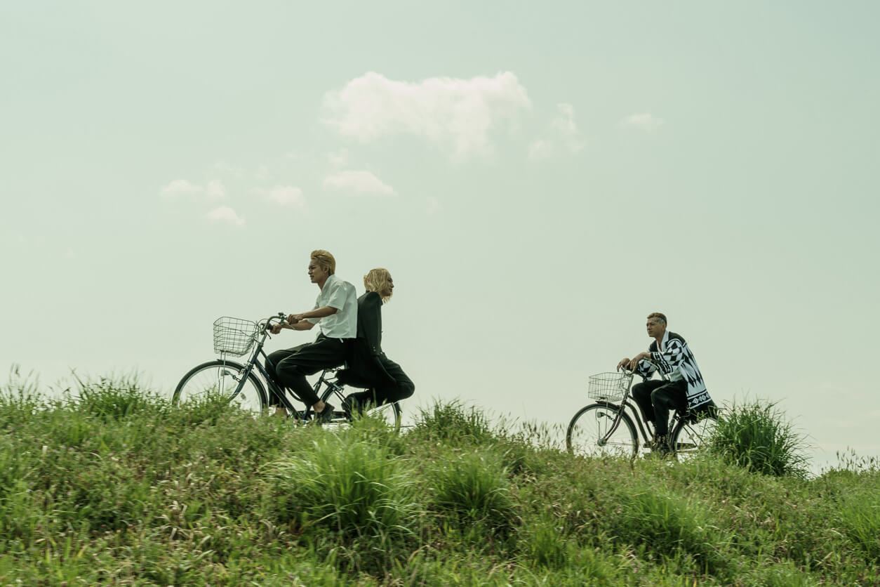 タケミチ、マイキー、ドラケンが土手を自転車で走るシーン。