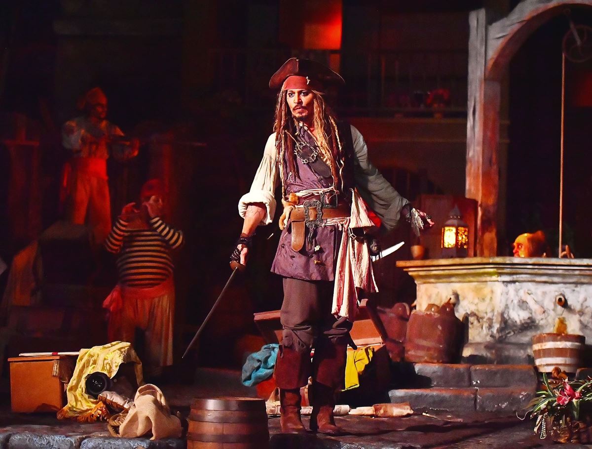 2017年4月、米アナハイムのディズニーランドで、映画の元となったアトラクション“カリブの海賊”に、ジャック・スパロウ姿で登場したジョニー。もちろんサプライズだったので、居合わせた人々は大喜び。