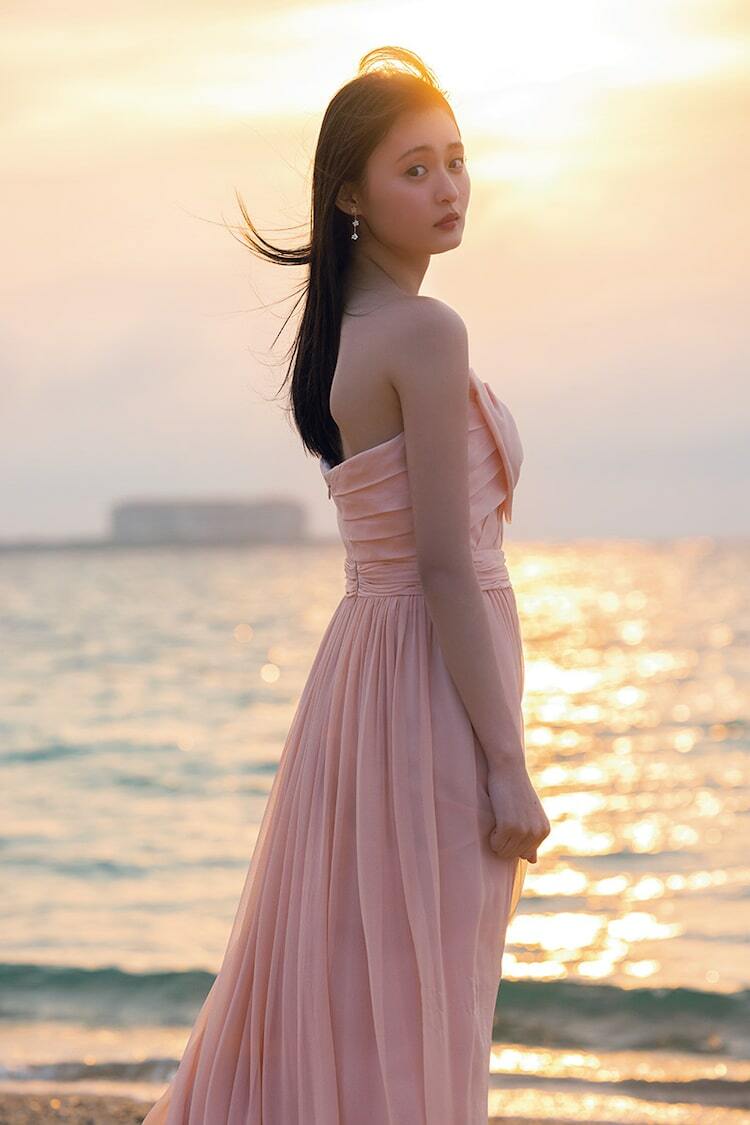 桜色ドレス着た遠藤さくら、夕暮れの海辺で佇む - ぴあ音楽