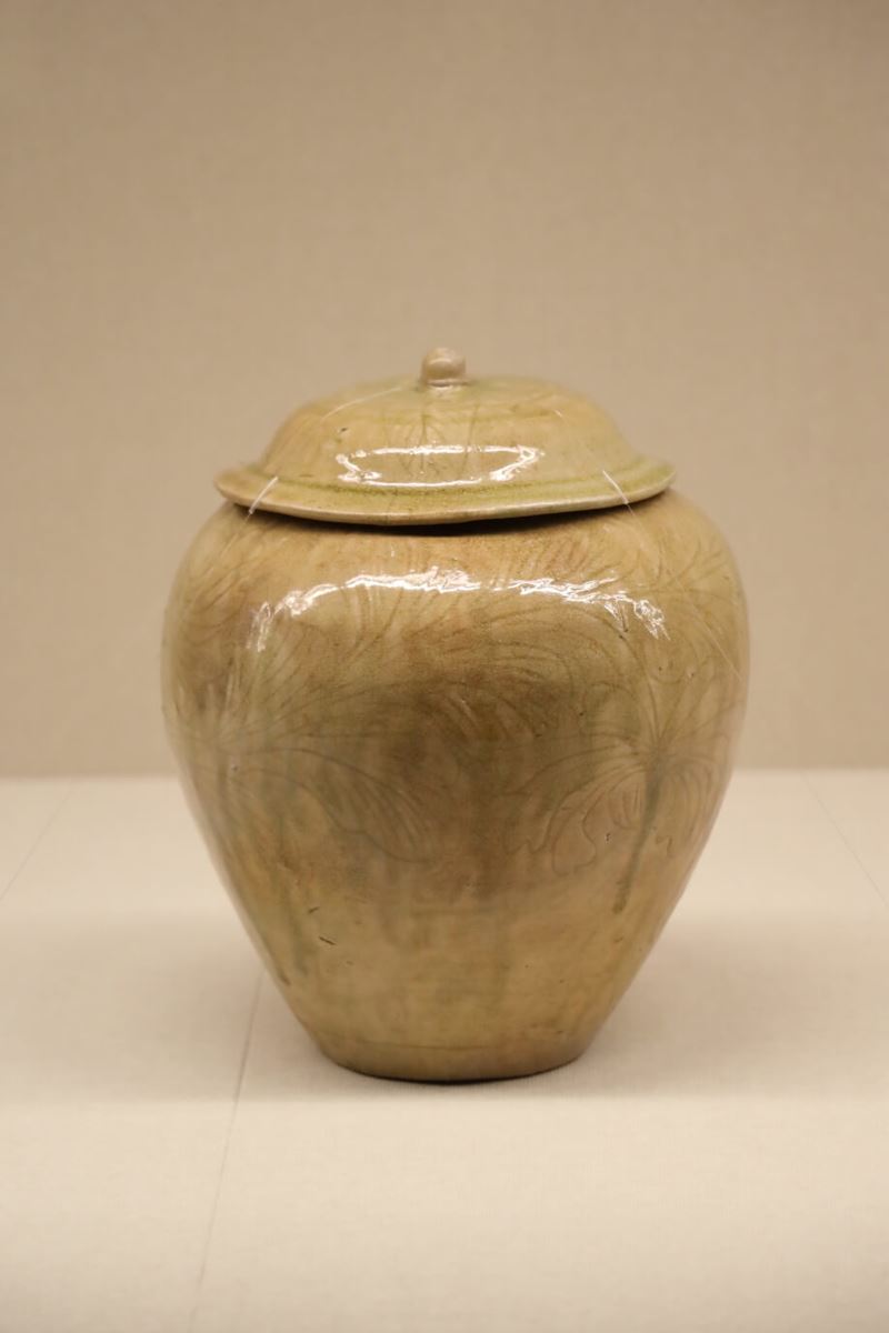 《灰釉牡丹文共蓋壺》　瀬戸窯　日本　鎌倉時代後期