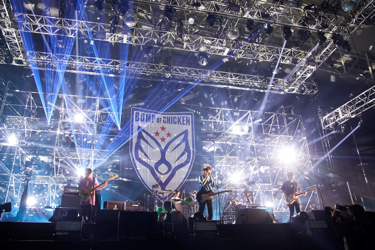 BUMP OF CHICKENが2年8カ月ぶりに有観客ライブ開催、結成25周年を3万人と祝福 の画像・写真 ぴあ音楽