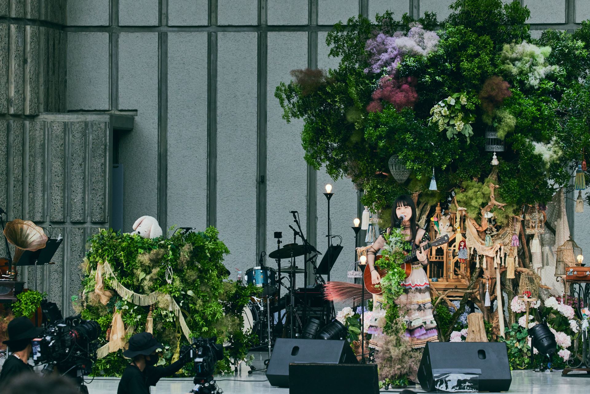 吉澤嘉代子（右）とウィンディ（左）（『吉澤嘉代子の日比谷野外音楽堂』2021年6月20日より） 写真：山川哲矢