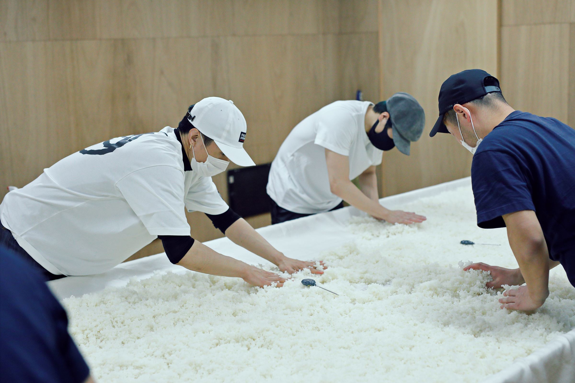 米の持つ熱が適温まで下がったところで麹室に引き込み、温度の微調整を行う
