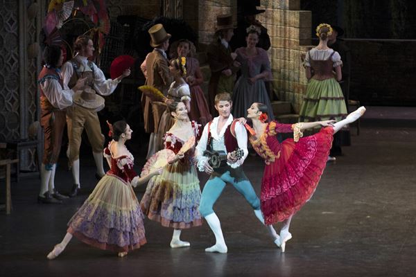 (C)Icare(C)les photos du spectacleDon Quichottele copyright est (C) Julien Benhamou  Opera national de Paris