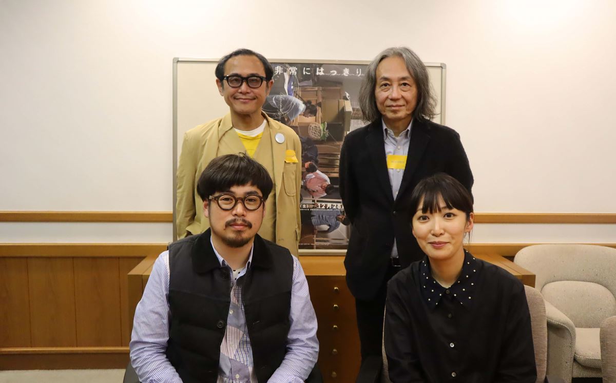 目［mé］のディレクター南川憲二さん（左前）、アーティスト荒神明香さん（右前）