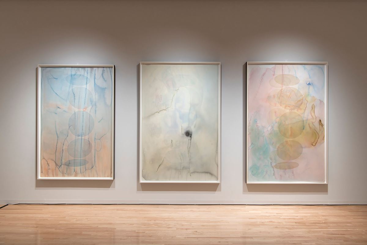オラファー・エリアソン　左《あなたの移「オラファー・エリアソン　ときに川は橋となる」展示風景（東京都現代美術館、2020年） 撮影：福永一夫　 Courtesy of the artist; neugerriemschneider, Berlin; Tanya Bonakdar Gallery, New York / Los Angeles　© 2020 Olafur Eliassonろう氷河の形態学（過去）》2019年、中央《メタンの問題》2019年、右《あなたの移ろう氷河の形態学（未来）》2019年