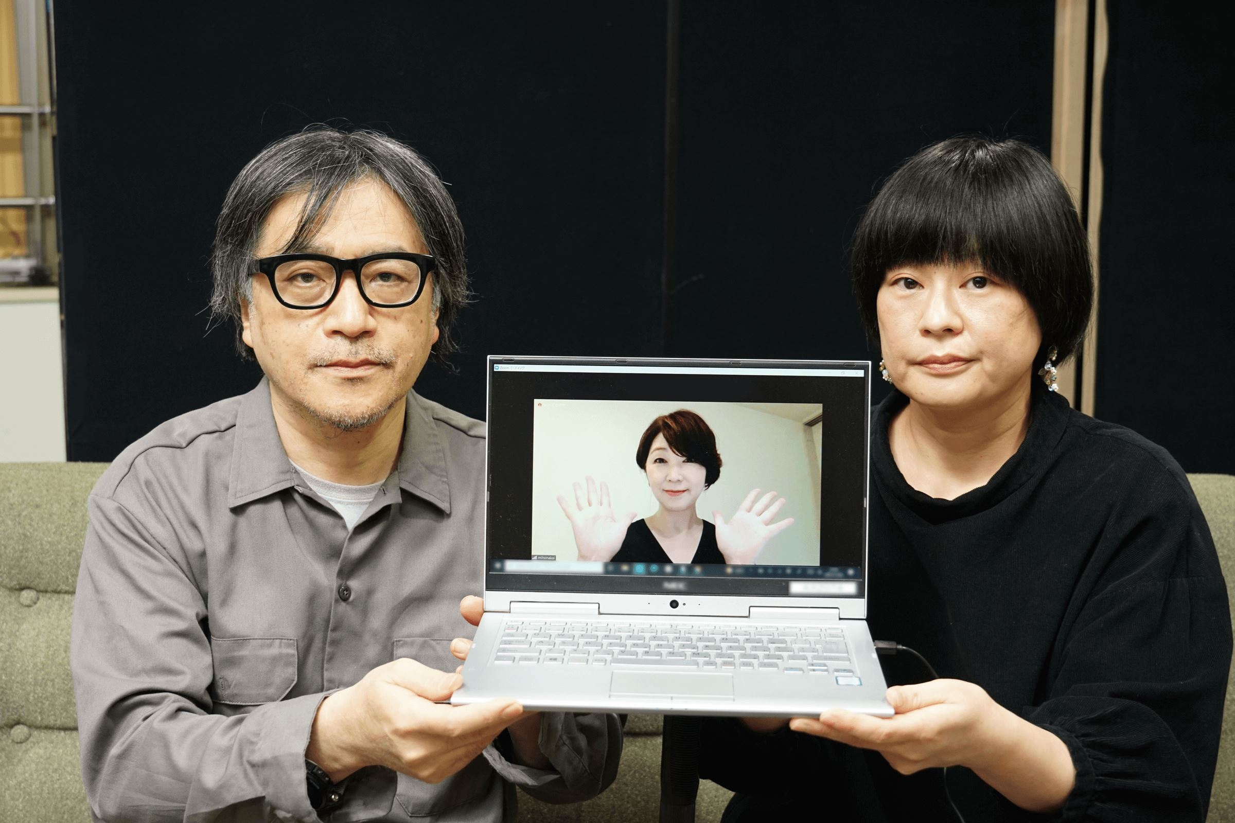 山内ケンジさん（左）とコーロキキョーコさん（右）、中井美穂（PC画面内）